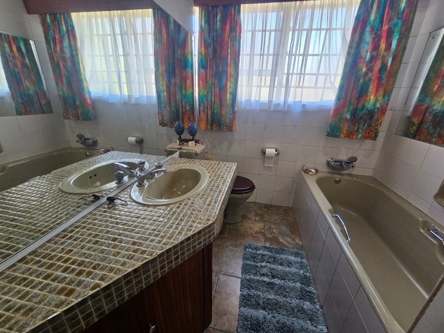 5 Bedroom Property for Sale in Panorama Free State